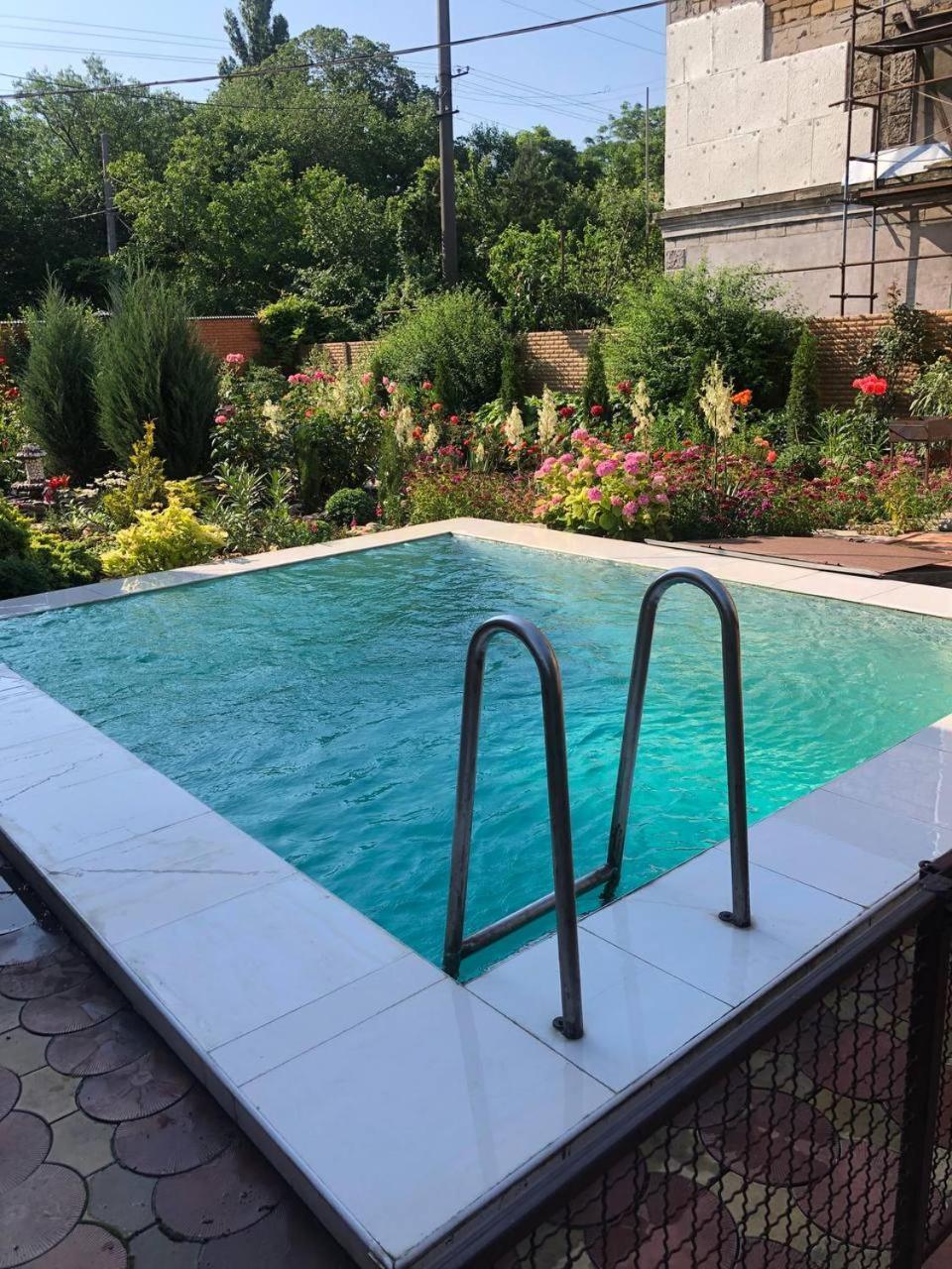 Домик С Бассейном Возле Молодой Гвардии Apartment *